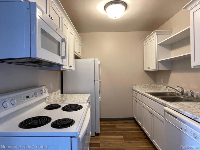 Building Photo - 8719 Meadowbrook Dr
