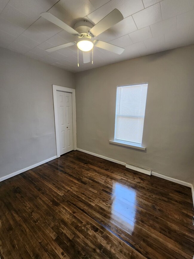 Building Photo - Rent $1400 deposit $1450 no pets, open to ...