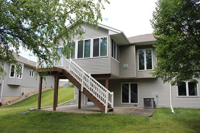 Building Photo - AVAILABLE JULY 2026!!! Incredible 3 bedroom, 2-1/2 bath duplex style condominium on Iowa City Eas...