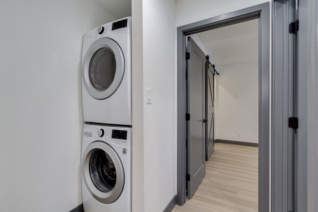 Building Photo - Two Bedroom in Old Town Scottsdale - Sparking Pool!