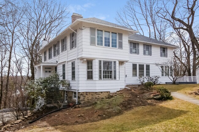 Building Photo - 50 Greenacres Ave