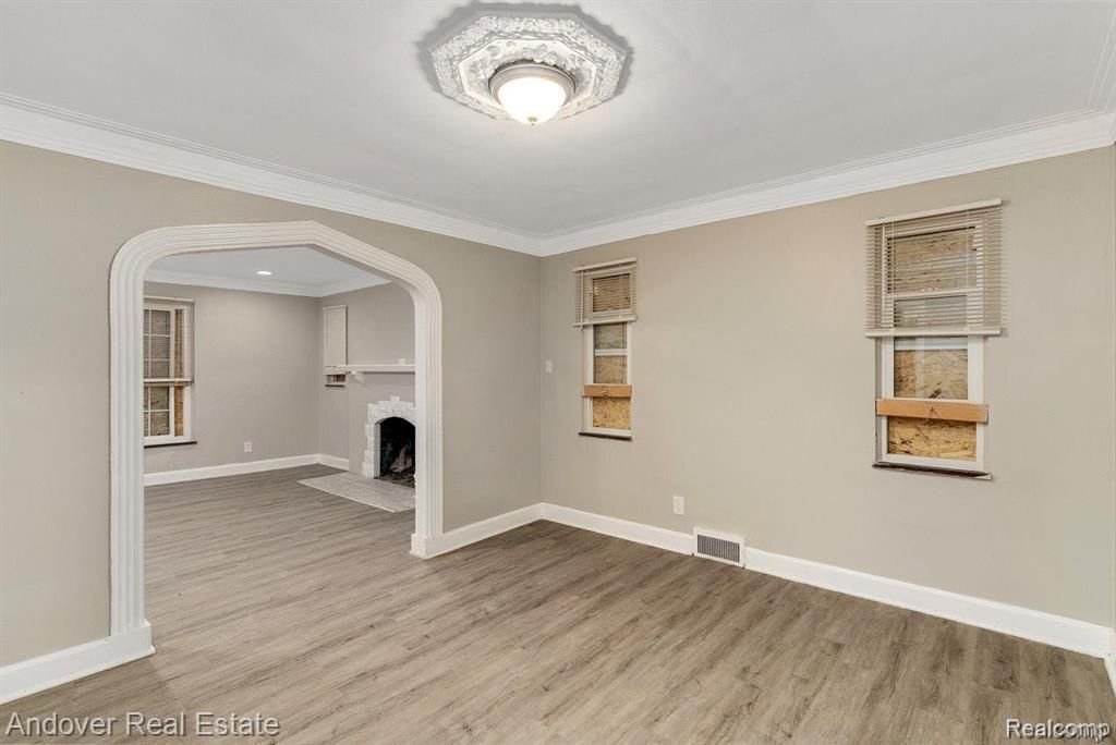 Building Photo - 5574 Buckingham