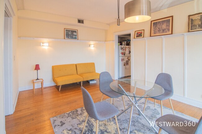 Building Photo - 844 W Lakeside Pl