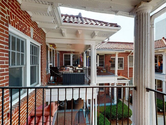 Building Photo - 305 E Ponce de Leon Ave