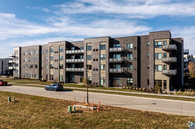 Building Photo - Ovation Heartwood Preserve-Independent Living