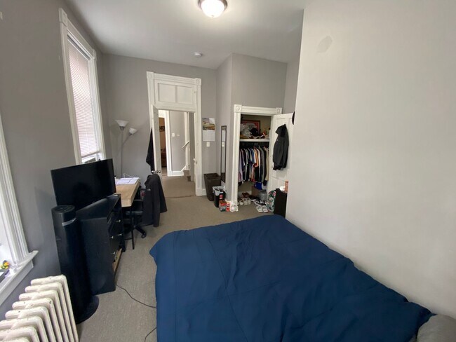 Building Photo - 7 bedroom/ 3bath Mins. from UC + Med Campu...