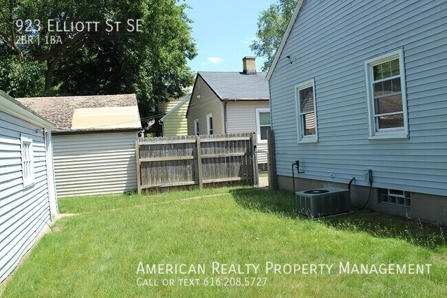 Building Photo - 923 Elliott St SE