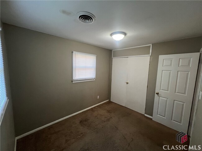 Building Photo - 129 Pineview Dr