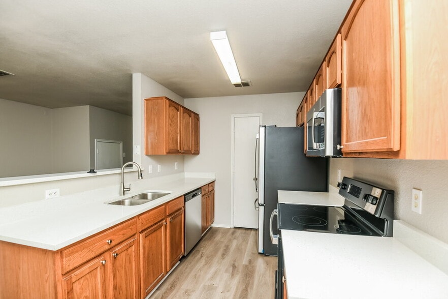 Building Photo - 1528 Pine Ln