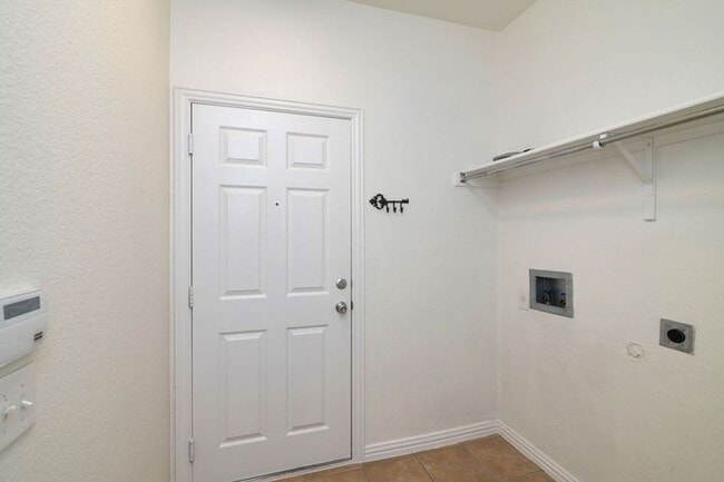 Building Photo - Townhome in Parker Estates!! READY for move in early June