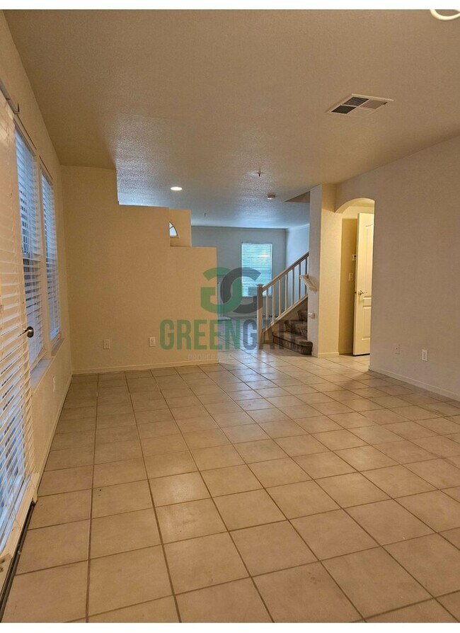 Building Photo - MOVE-IN SPECIAL $500 off first month!! Bea...
