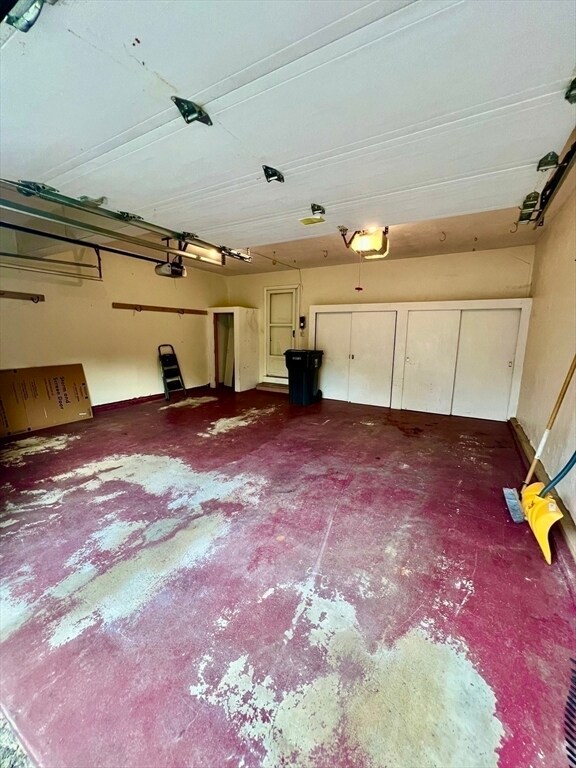 Building Photo - 6 Lanes End