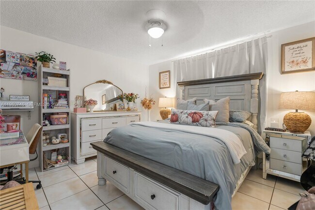 Building Photo - 10000 NW 80th Ct