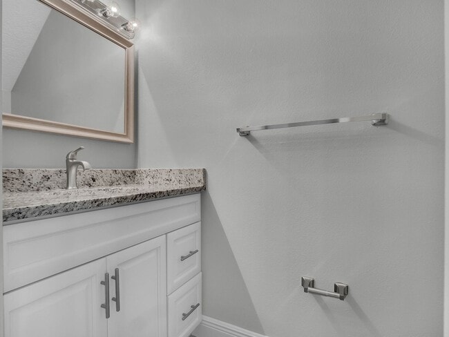 Building Photo - Newly Renovated 2/2.5 Townhome in Winter S...