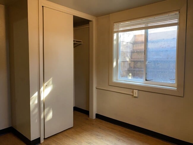 Building Photo - STUDENTS WELCOME! 5 Bed 2 Bath Ranch House w/ Basement