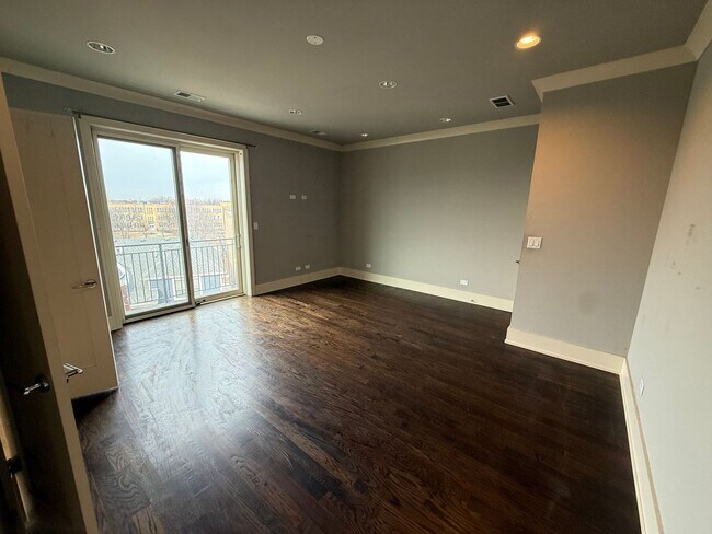 Building Photo - Luxury 3BR/2BA Condo – Prime Hyde Park Location, Modern Finishes
