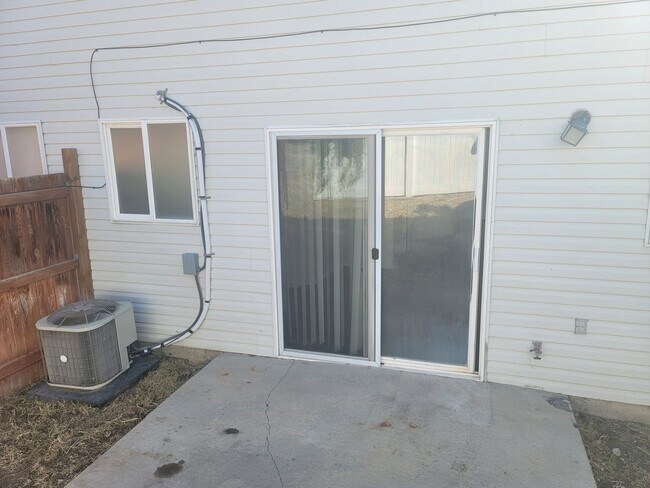 Building Photo - 3 Bedroom Town Home in Magna