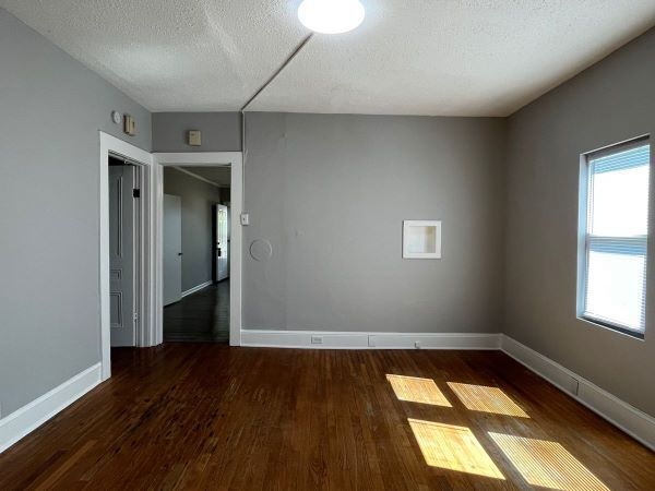 Building Photo - Charming 3 bed/2 bath, plus bonus, close t...
