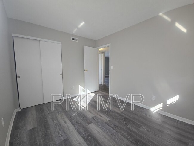 Building Photo - 834 Whitethorne Ave