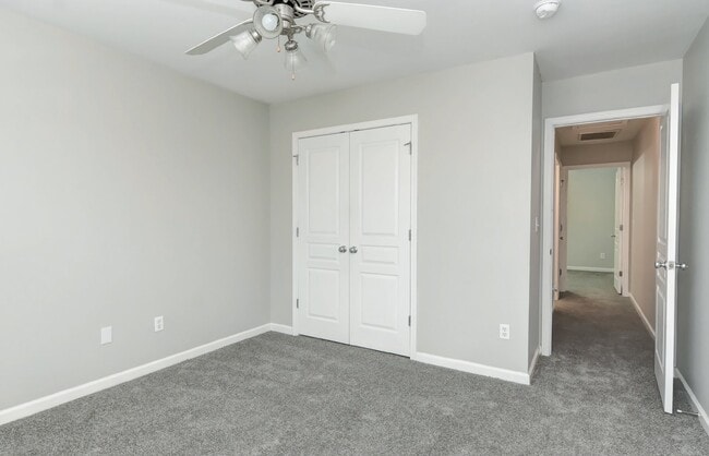 Building Photo - End-Unit 3br/2.5bth Townhome in Villages o...