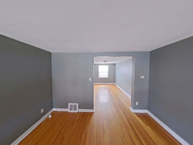 Building Photo - 3 Bedroom Single Family Home in Harrisburg!