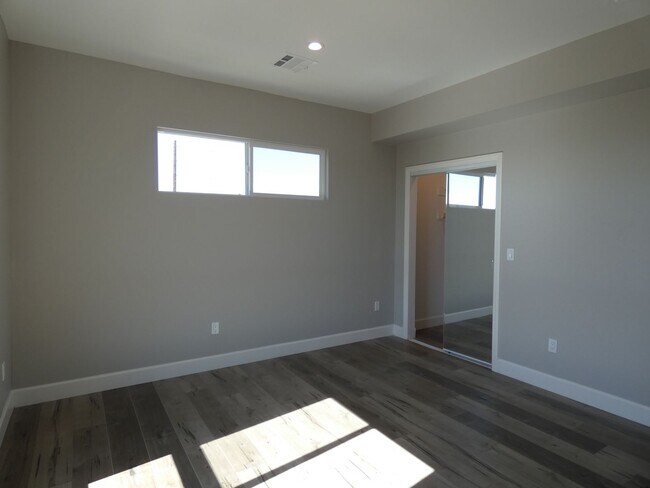 Building Photo - 1626 S La Brea Ave