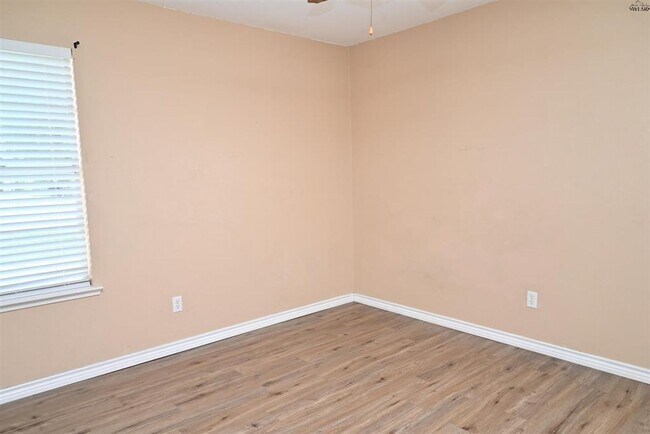 Building Photo - 4 bed 2 bath near SAFB.