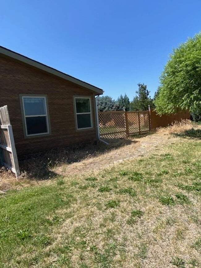 Building Photo - True Western Living On The Snake River