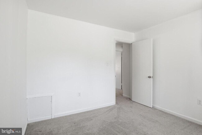 Building Photo - 264 N Stevenson Sq