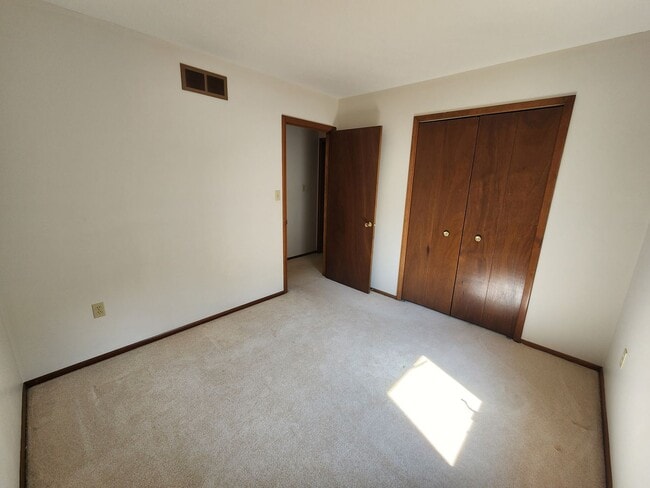 Building Photo - Spacious 3 Bedroom 3 Bathroom Home For Ren...