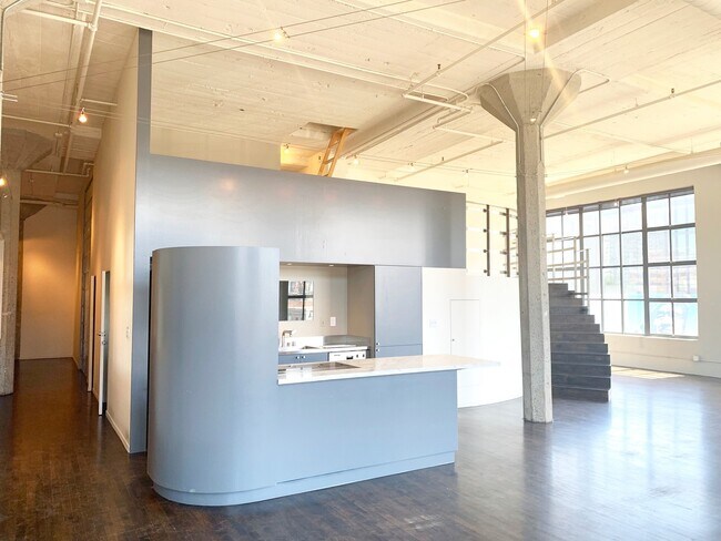 Building Photo - STUNNING LARGE CORNER LIVE/WORK 1 BED+ DEN...