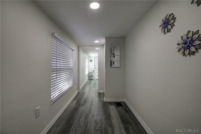 Building Photo - 2676 N Comanche Point