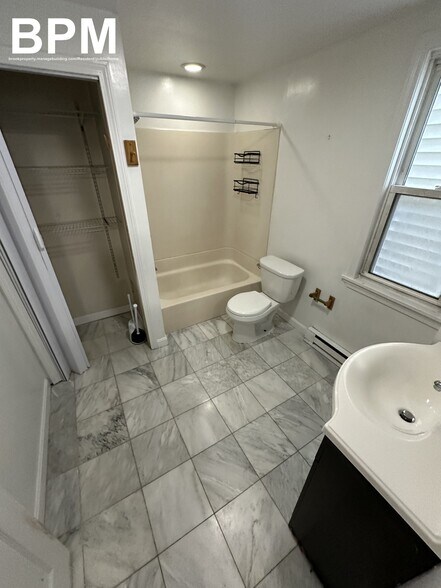 Building Photo - 367 Maverick St