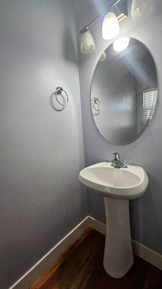 Building Photo - 2718 N Elm Dr