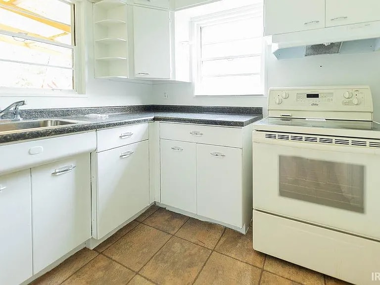 Building Photo - 2514 E 5th St