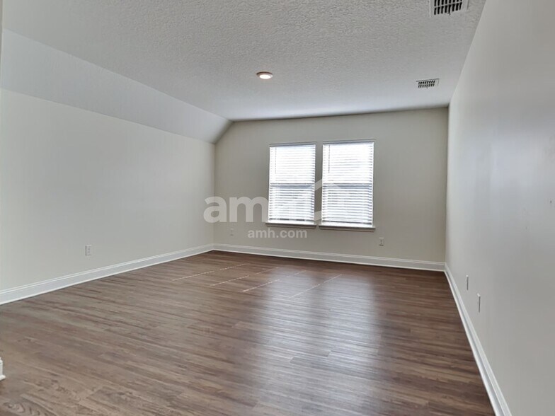 Building Photo - 917 Sunny Stroll Dr