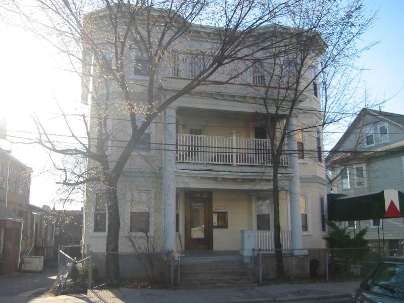 Building Photo - 96 Linden St
