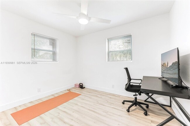 Building Photo - 2911 NW 5th Ct