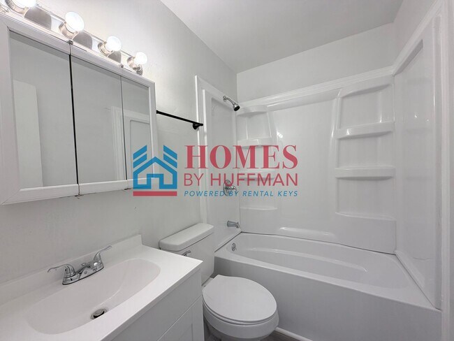 Building Photo - Four Bedroom House