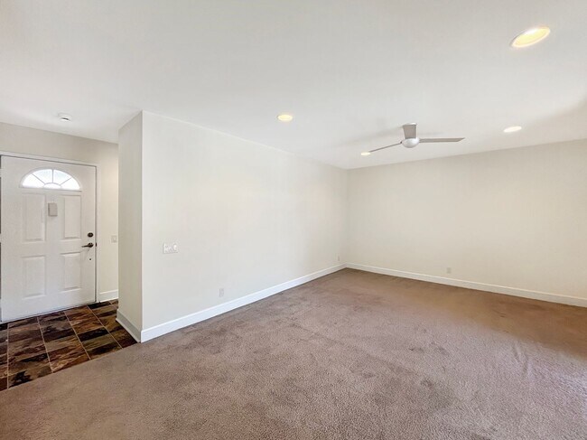 Building Photo - Upgraded 1B/1BA Condo in La Jolla W/ Parki...