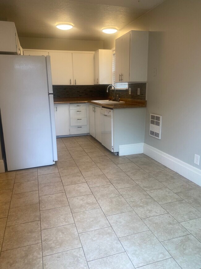 Building Photo - 749 NE 20th Pl