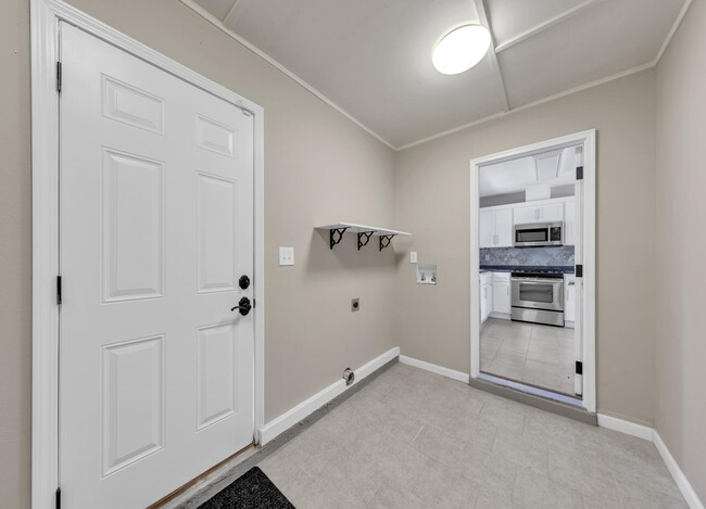 Building Photo - 702 Mayflower Ave