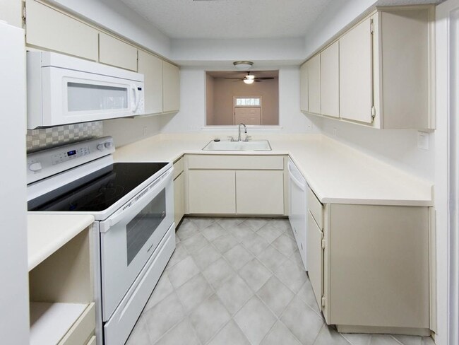 Building Photo - 6534 E Hill Dr