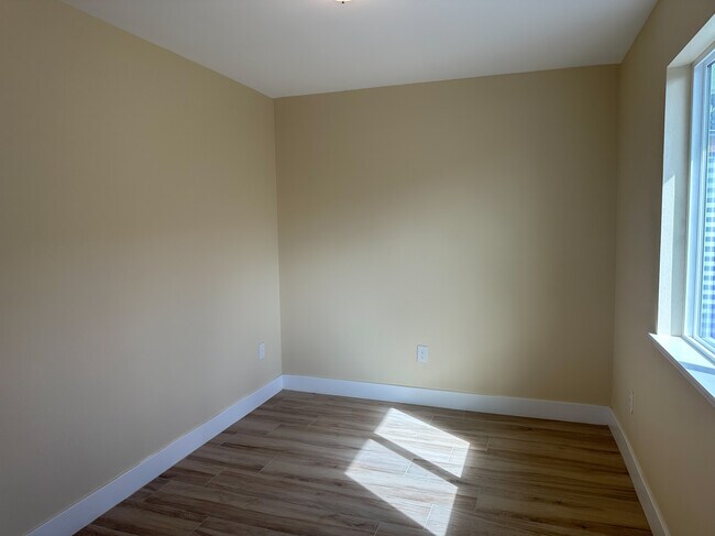 Building Photo - 237 Brucker Rd W