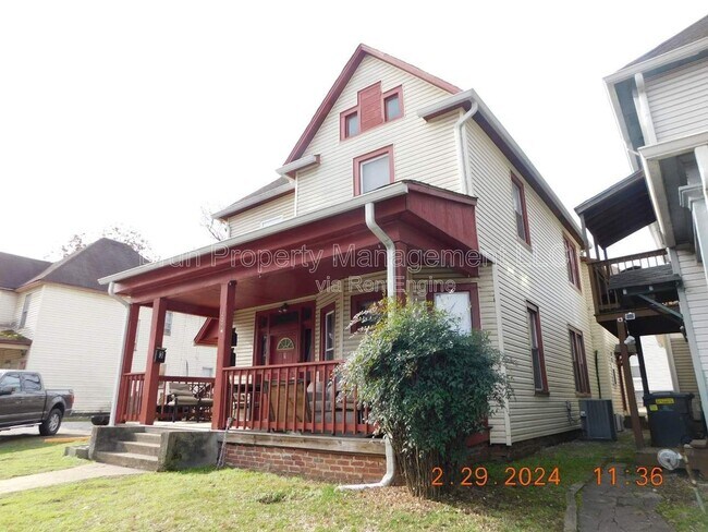 Building Photo - 203 12th St