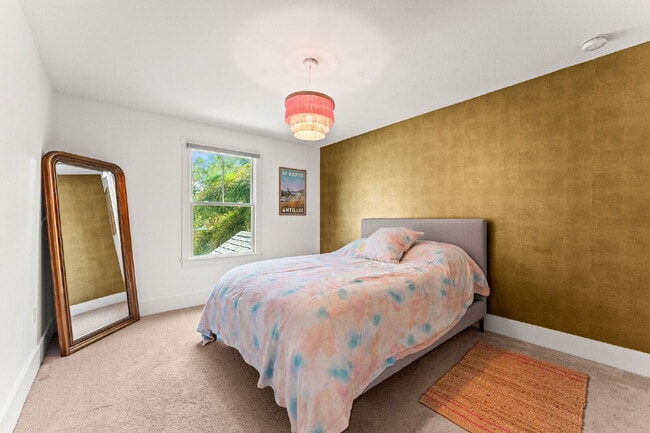 Building Photo - Experience Elegance and Comfort: Spacious ...