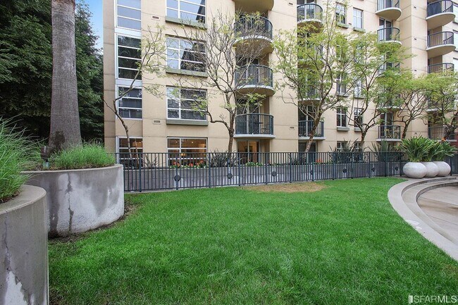 court yard - 1800 Washington St