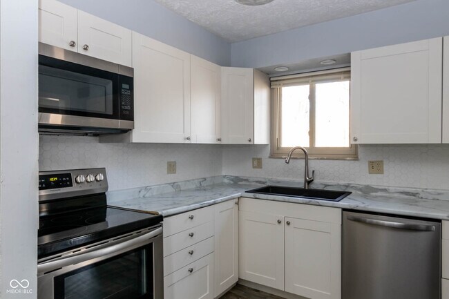 Building Photo - 372 Redbud Pl