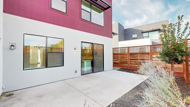 Building Photo - Beautiful and Bright 3 Bedroom 2.5 Bathroom Home with 2 Car Tandem Garage! PG&E Included!