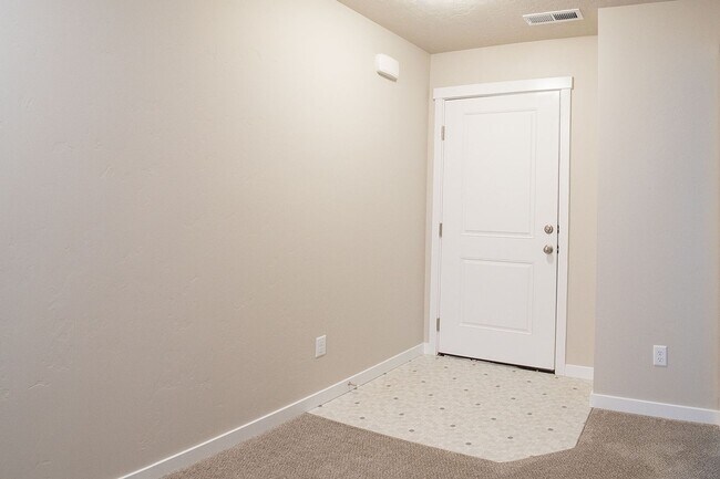 Building Photo - 4 bed 2 bath with bonus room